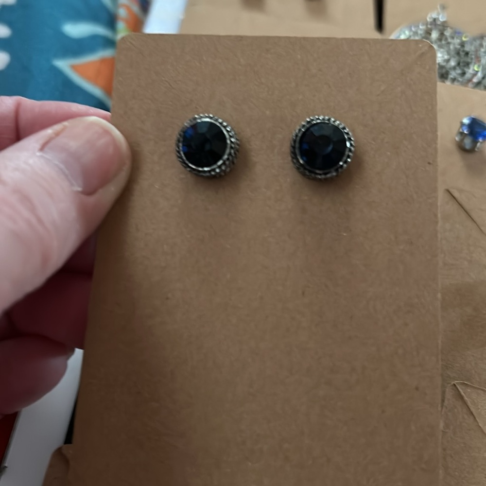 Earring bundle - Picture 11 of 11
